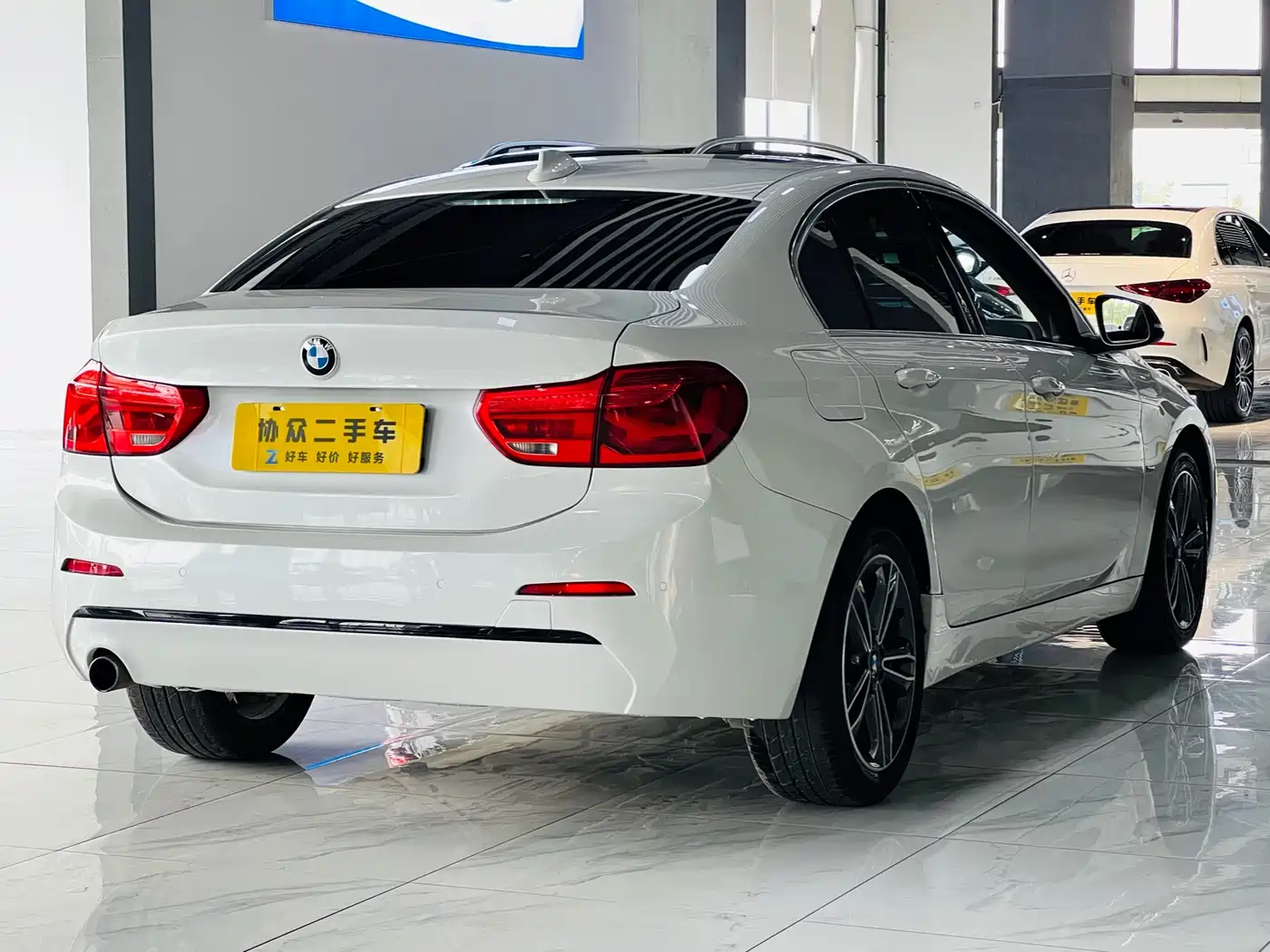 BMW 1 Series 2017 118i Sport фото 4