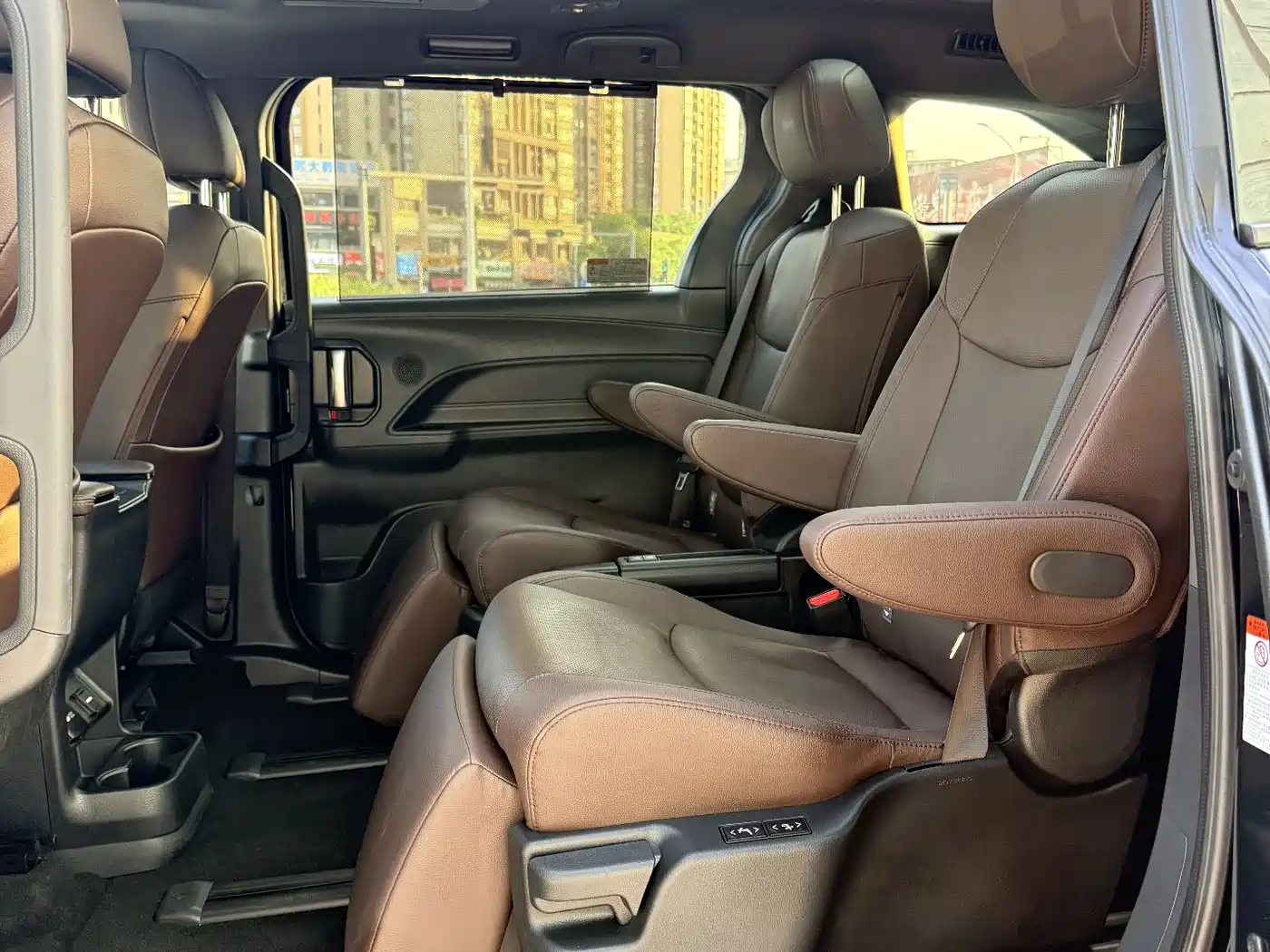 Toyota Granvia 2023 2.5L Hybrid Flagship VIP Edition фото 6