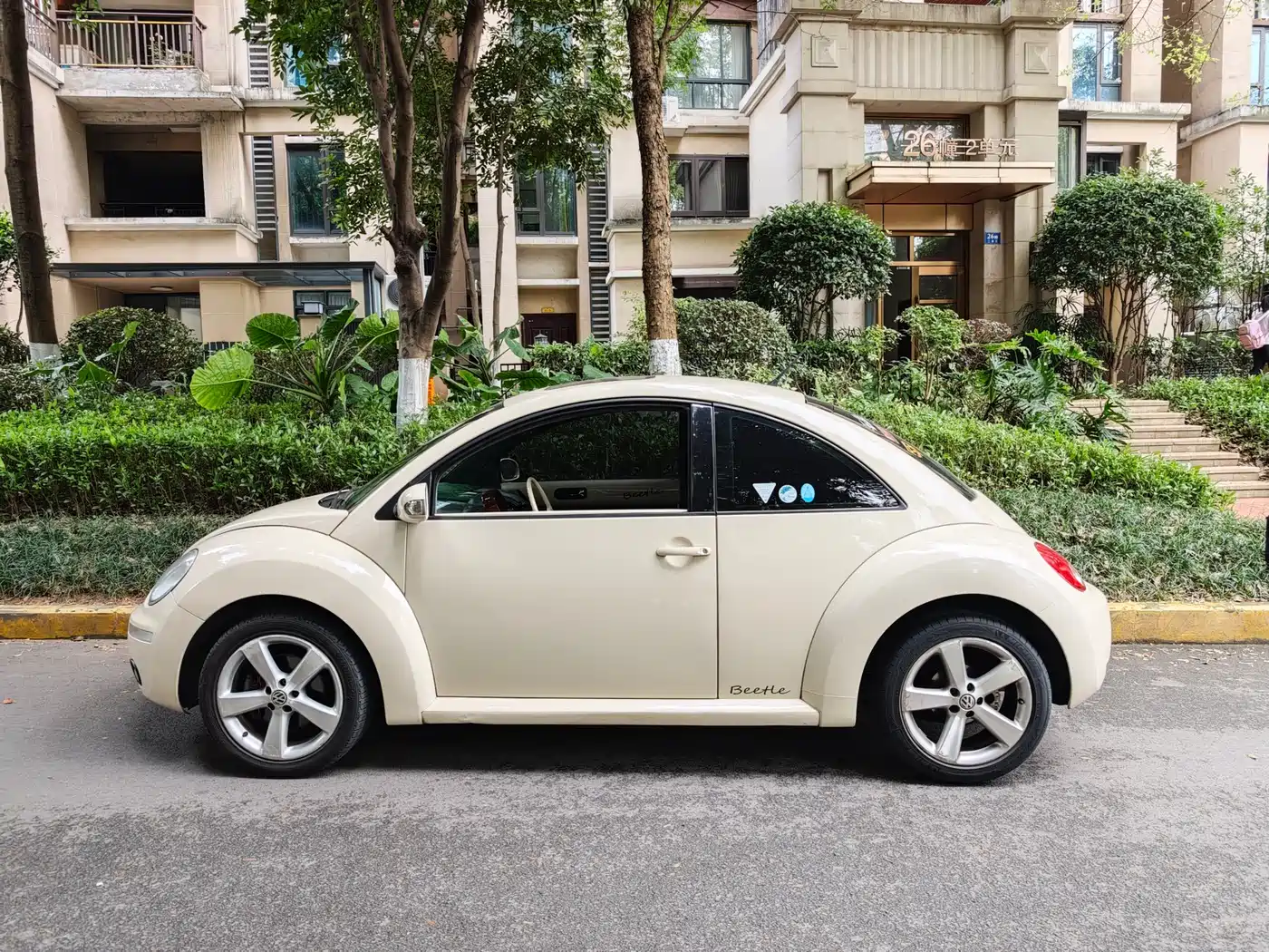 Volkswagen Beetle 2010 1.8T BlackOrange Luxury Edition фото 4