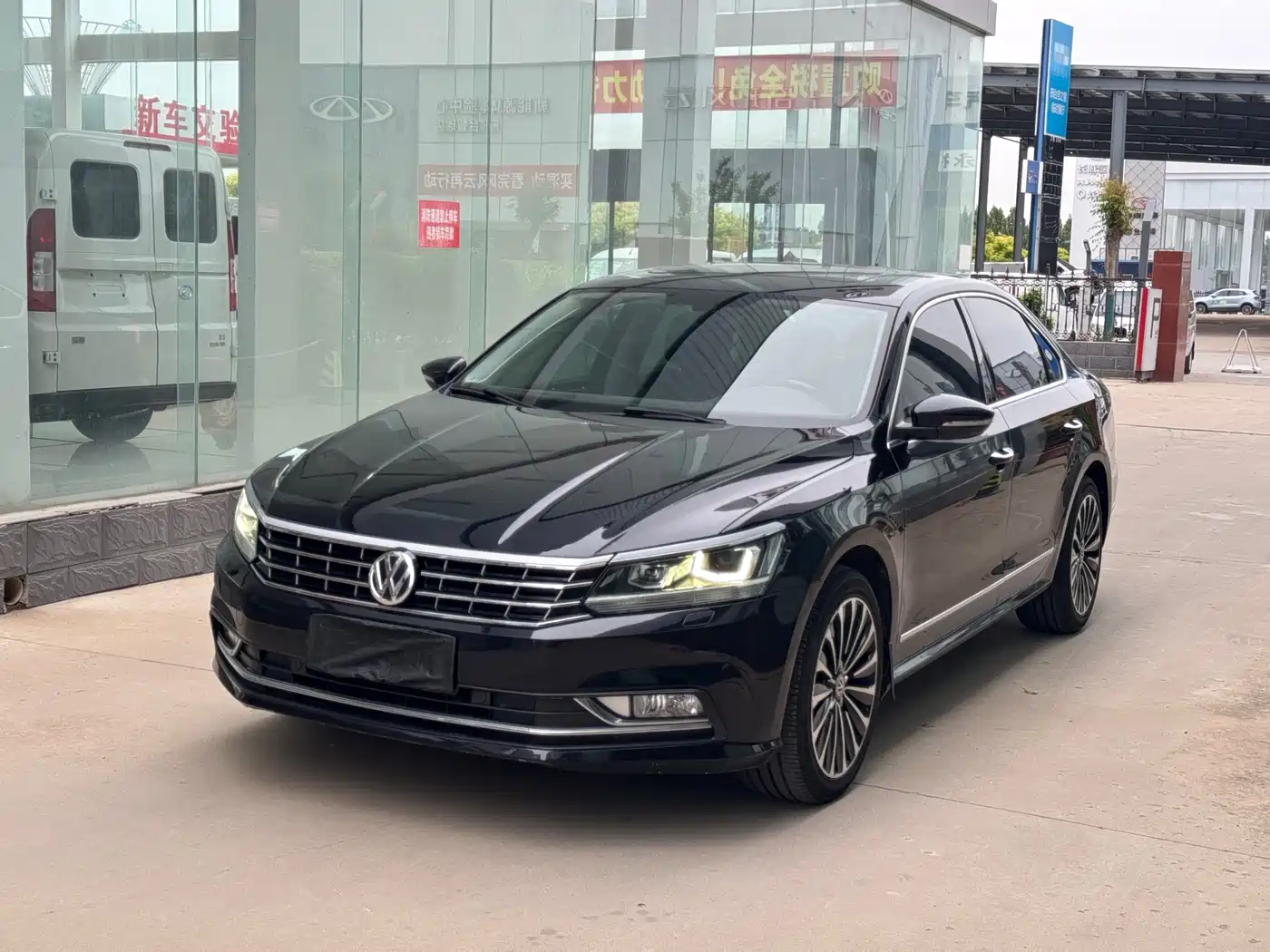 Volkswagen Passat 2017 330TSI DSG Luxury фото 2