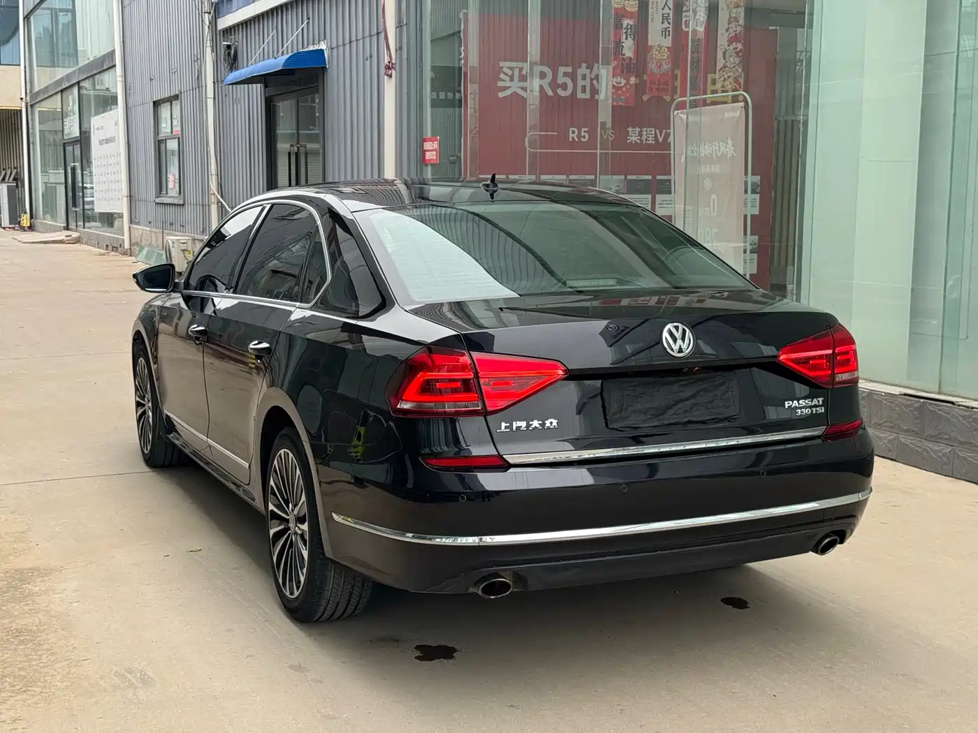 Volkswagen Passat 2017 330TSI DSG Luxury фото 4