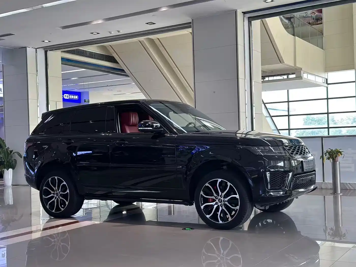 Land Rover Range Rover Sport 2021 3.0 L6 Gloss Black Edition фото 14