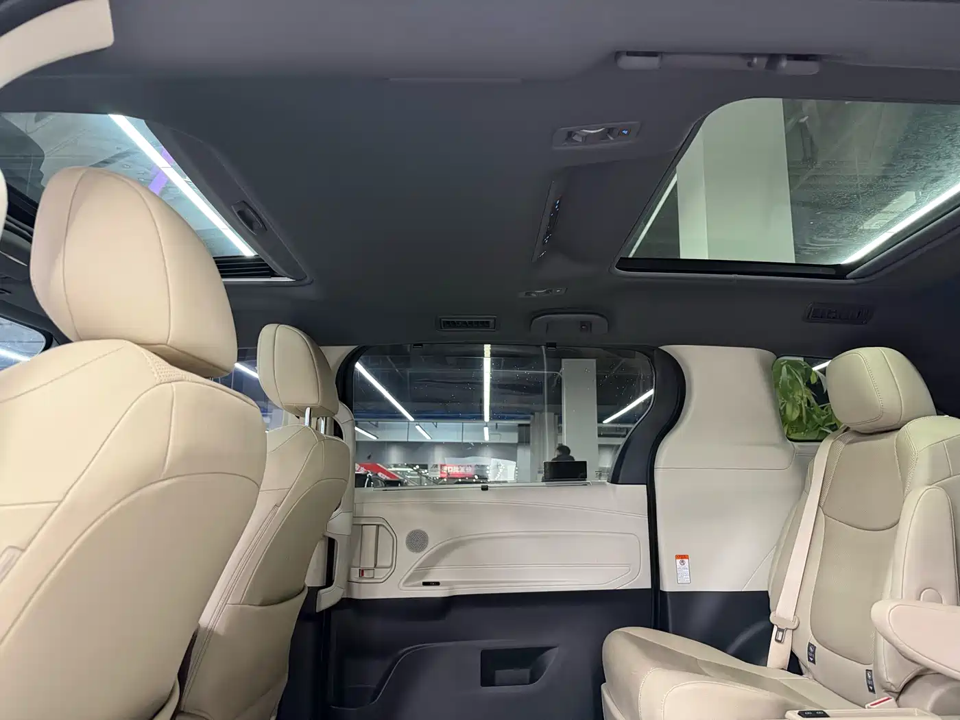 Toyota Granvia 2023 2.5L Hybrid Prestige PLUS Edition фото 10