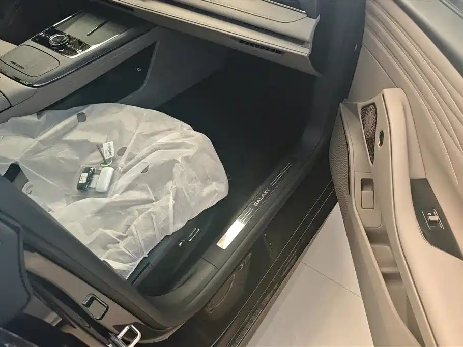 Geely Galaxy Galaxy Xingyao 8 2025 Model 60km EM-i Luxury Edition фото 8