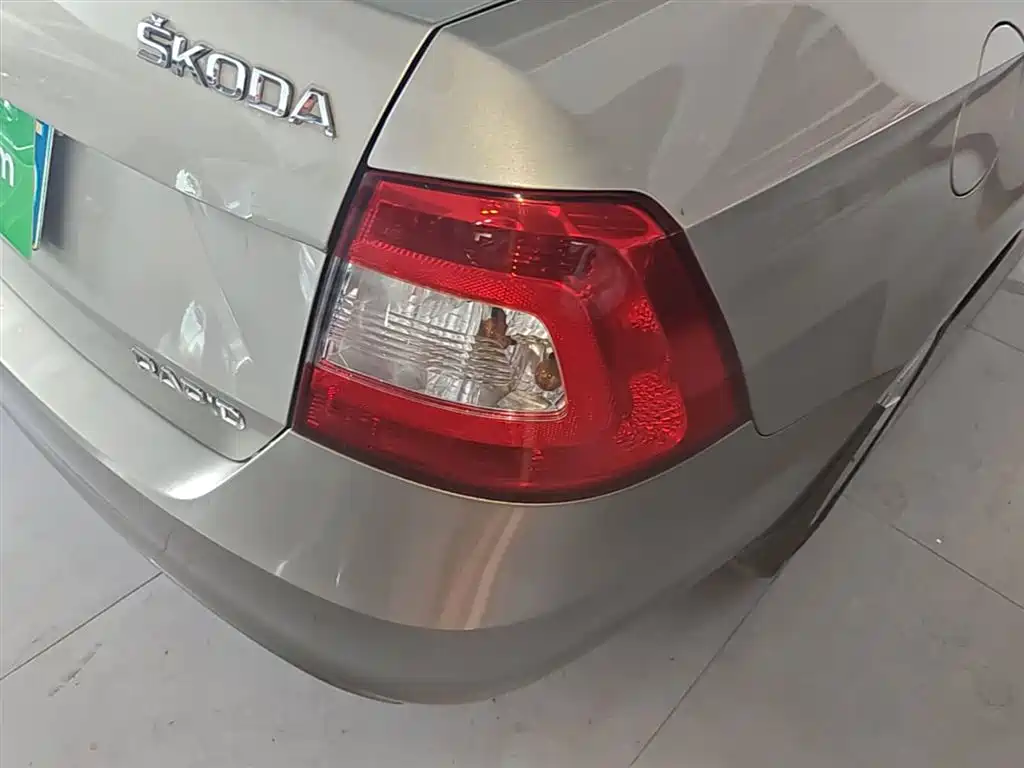Škoda Rapid 2016 1.6L Automatic Pioneer Edition фото 8