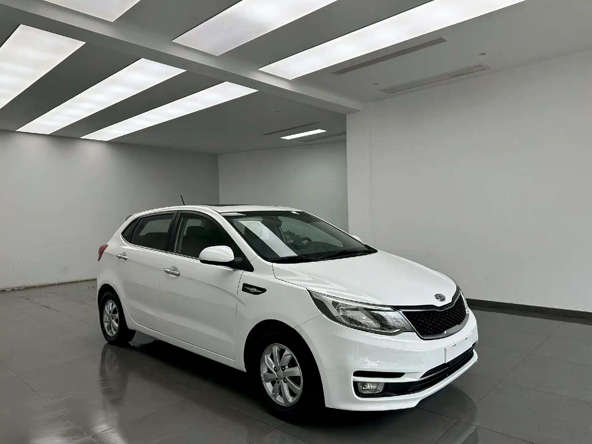 Photo 3 - Kia K2