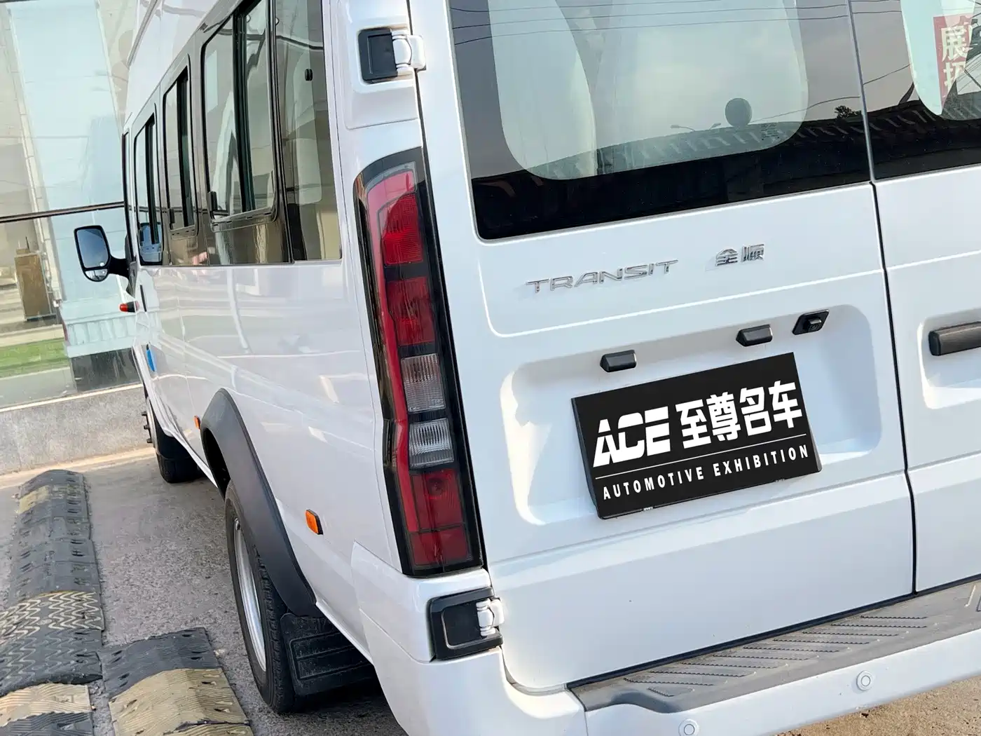Ford New Generation Transit 2021 2021 2.2T (Package) Automatic Standard Bus Pro Extended Wheelbase Dual Rear Tires (With Sliding Door) 17-Seat High Roof China VI