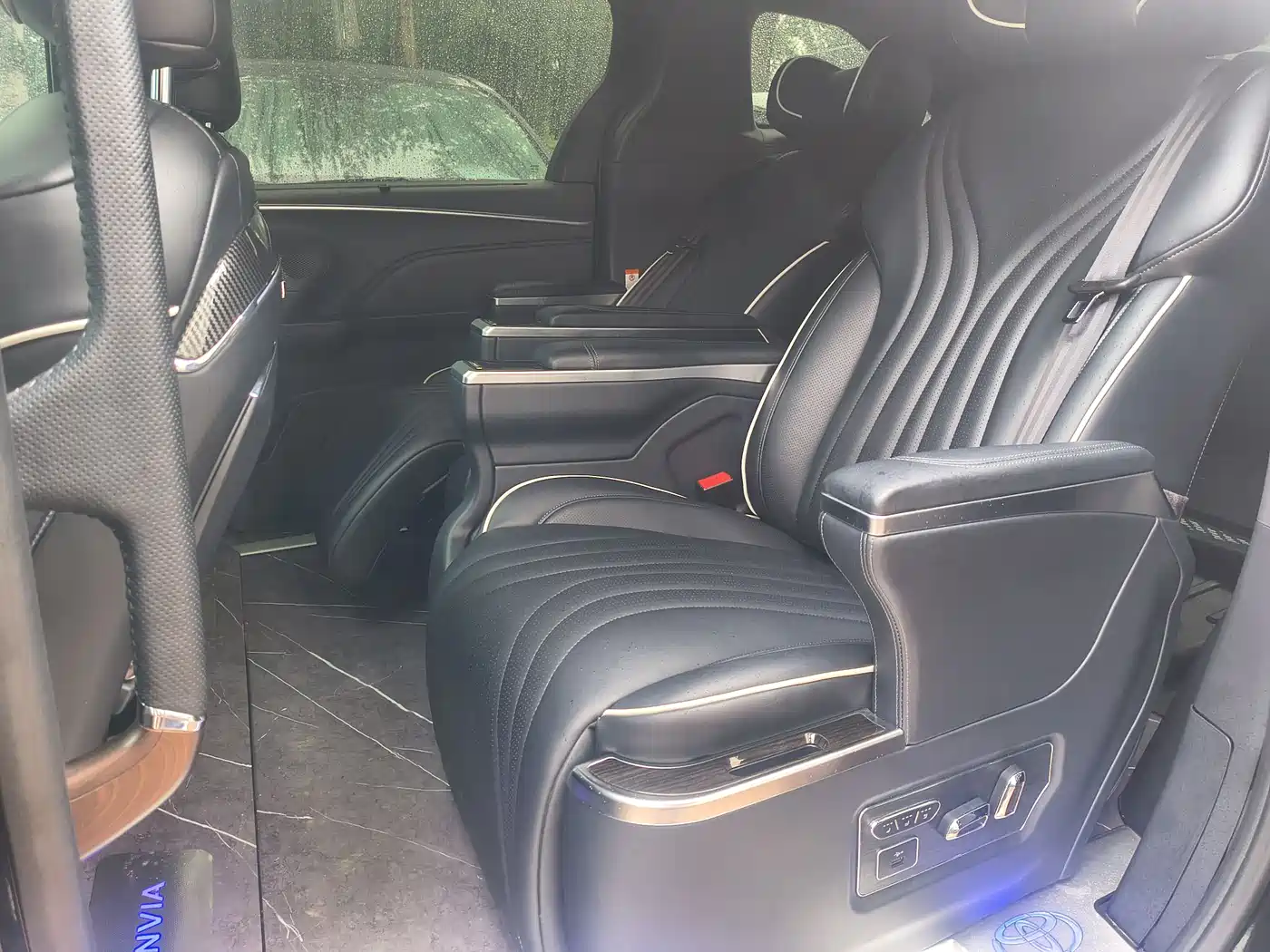 Toyota Granvia 2024 2.5L Hybrid Luxury фото 16