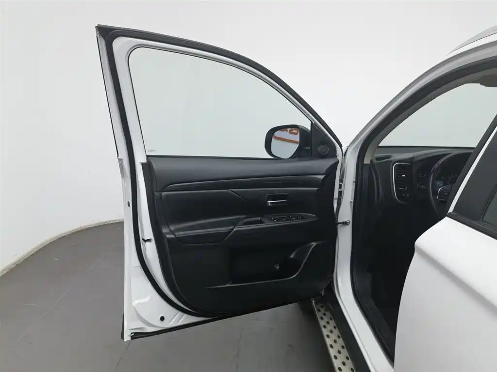 Mitsubishi Outlander 2018 2.0L 2WD Glory Edition 5-seater фото 8