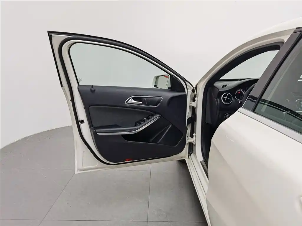 Mercedes-Benz A-Class (Import) 2015 A 180 фото 8