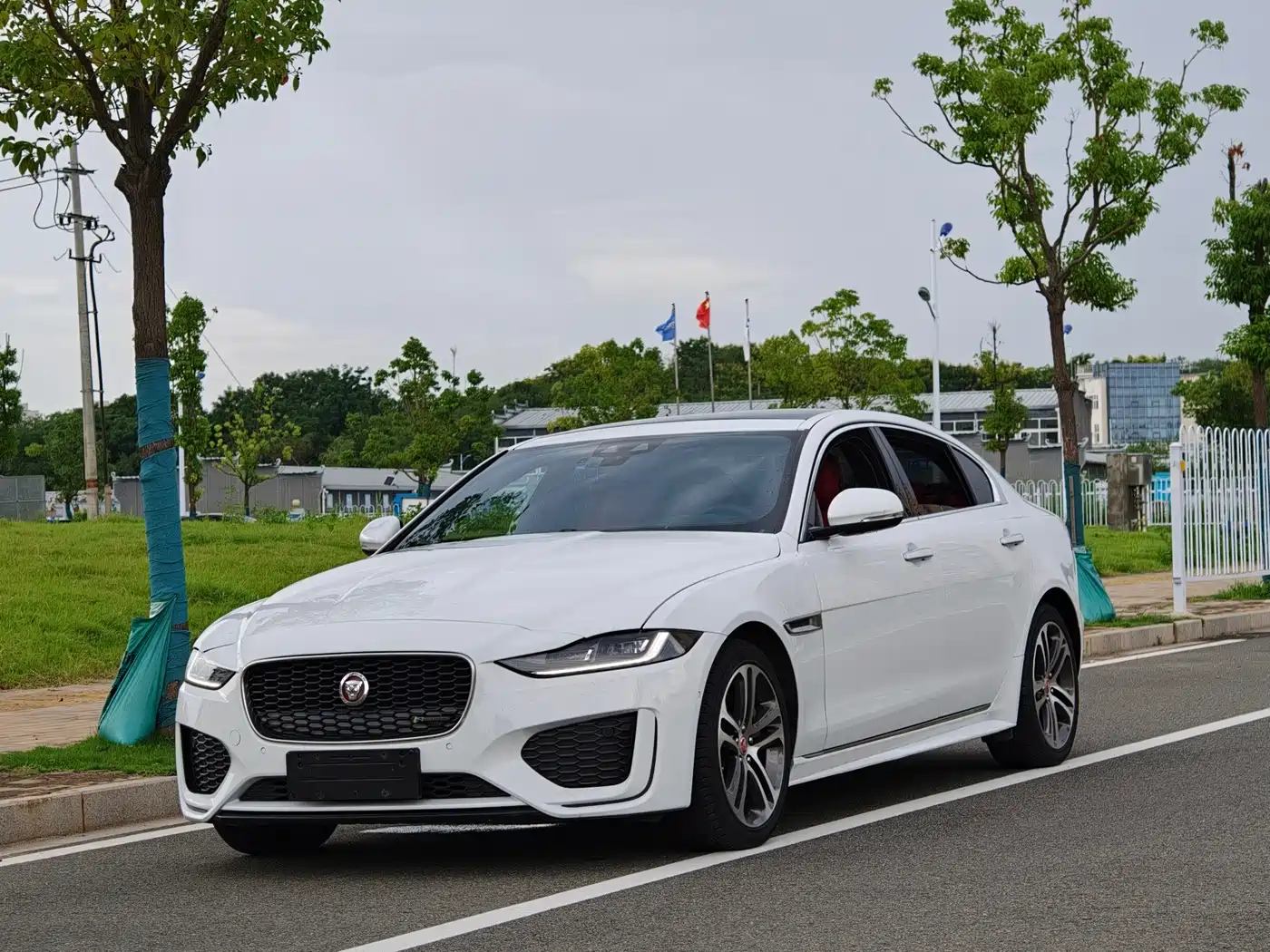 Фото 1 - Jaguar XEL