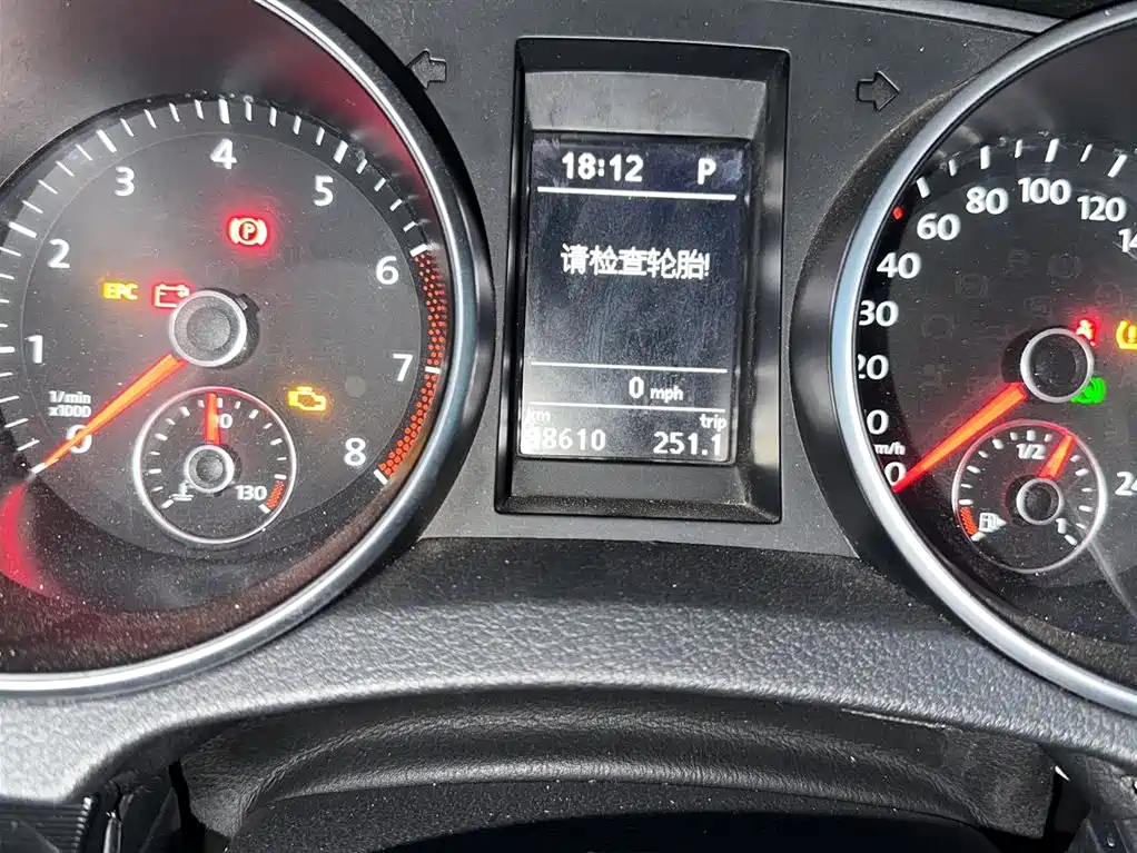 Volkswagen Golf (Import) 2012 1.4TSI Luxury Convertible Edition фото 13