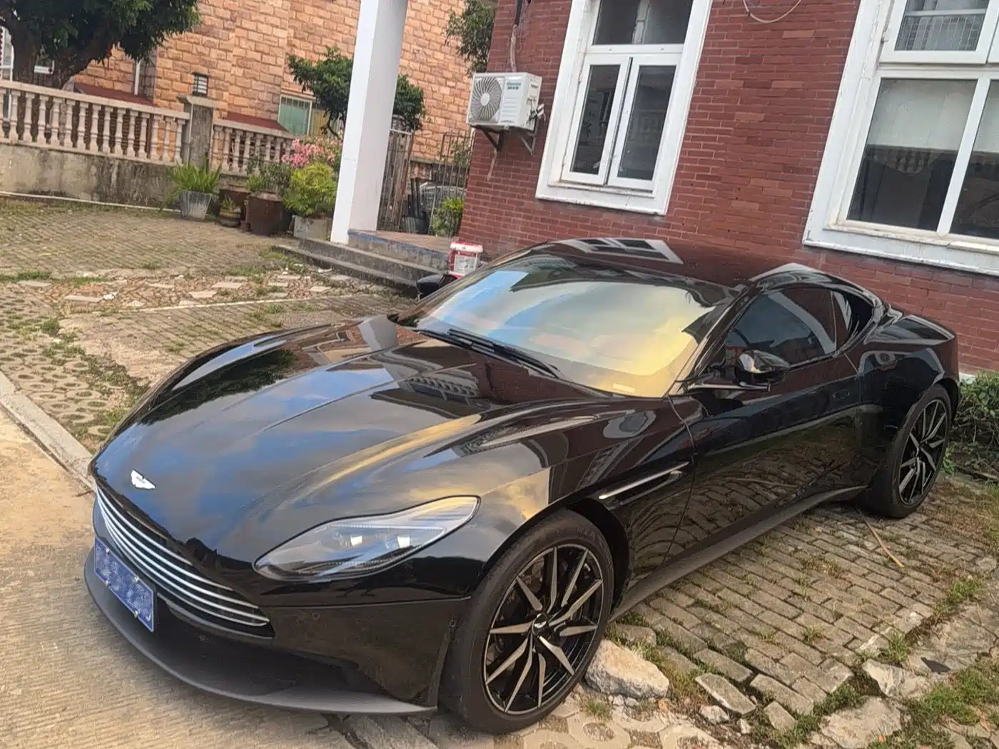 2023 Aston Martin DB11