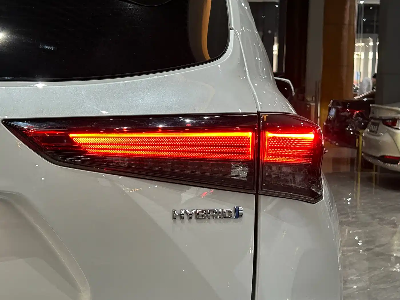 Toyota Highlander 2023 2.5L Smart Hybrid Dual Engine AWD Premium 7-Seater фото 15