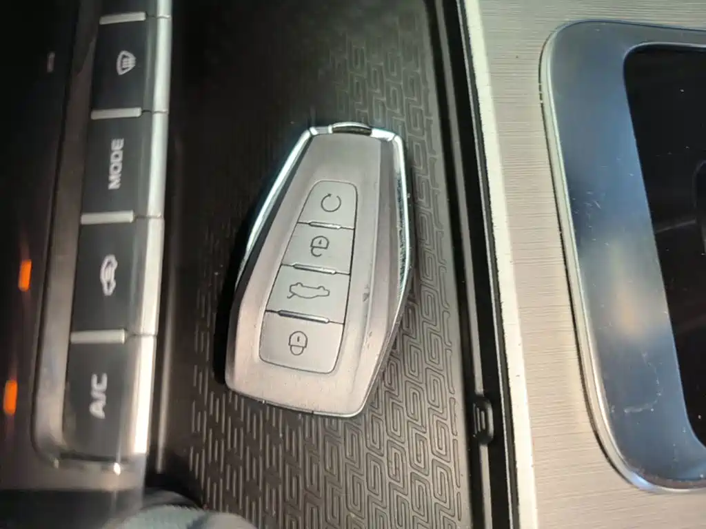 Фото 9 - Geely Binyue
