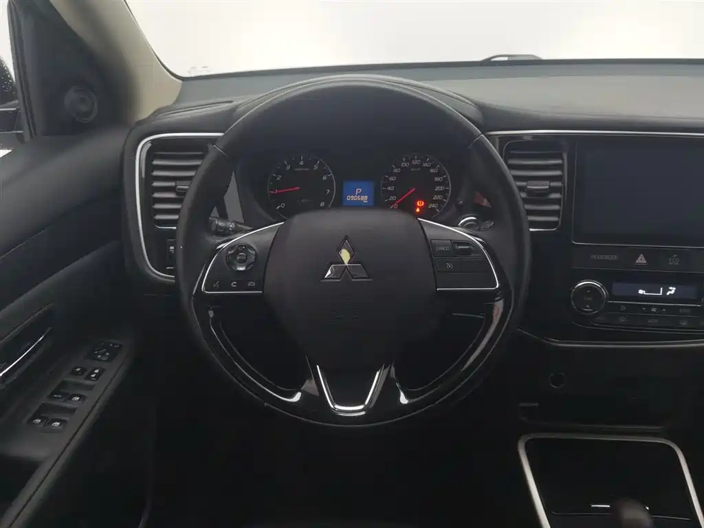 Mitsubishi Outlander 2018 2.0L 2WD Jiale Edition 7-seater фото 11