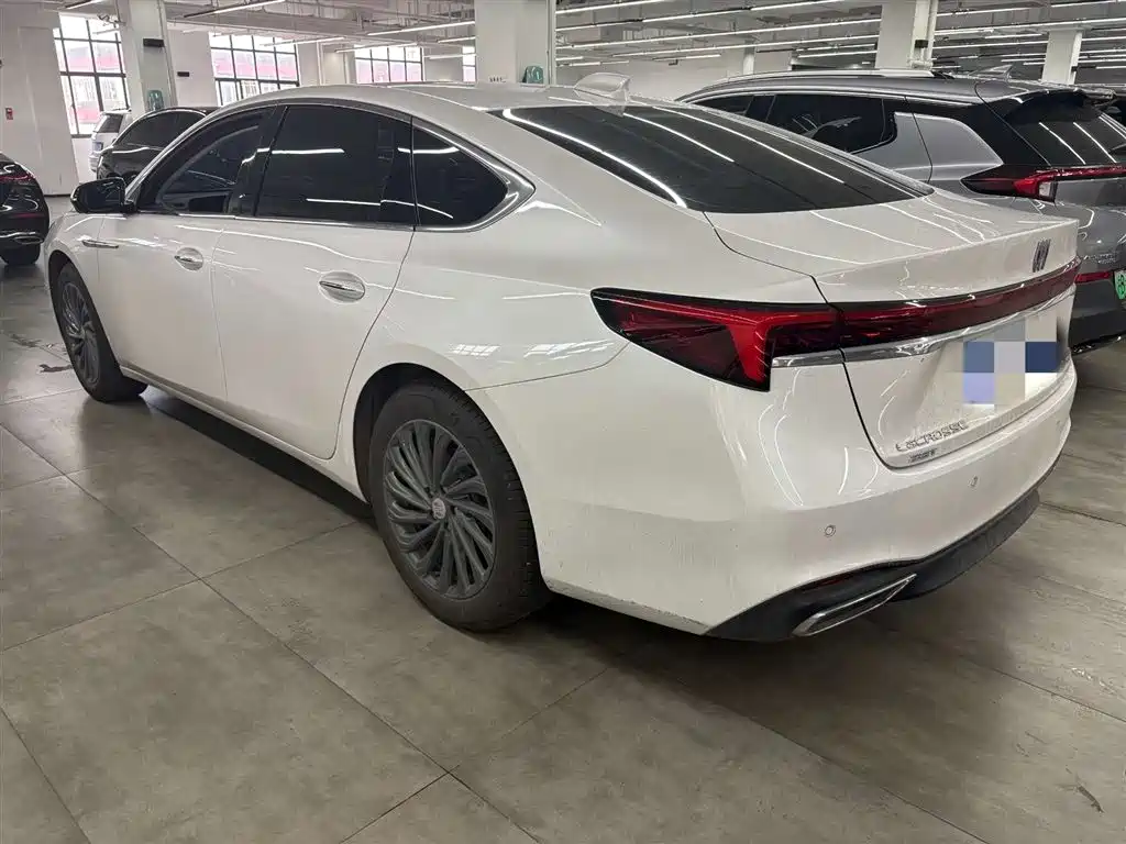 Buick LaCrosse 2025 Model 28T Platinum Edition фото 4