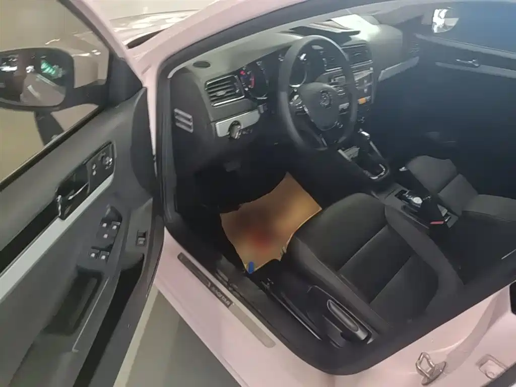 Volkswagen Sagitar 2017 1.6L Automatic Comfort фото 16