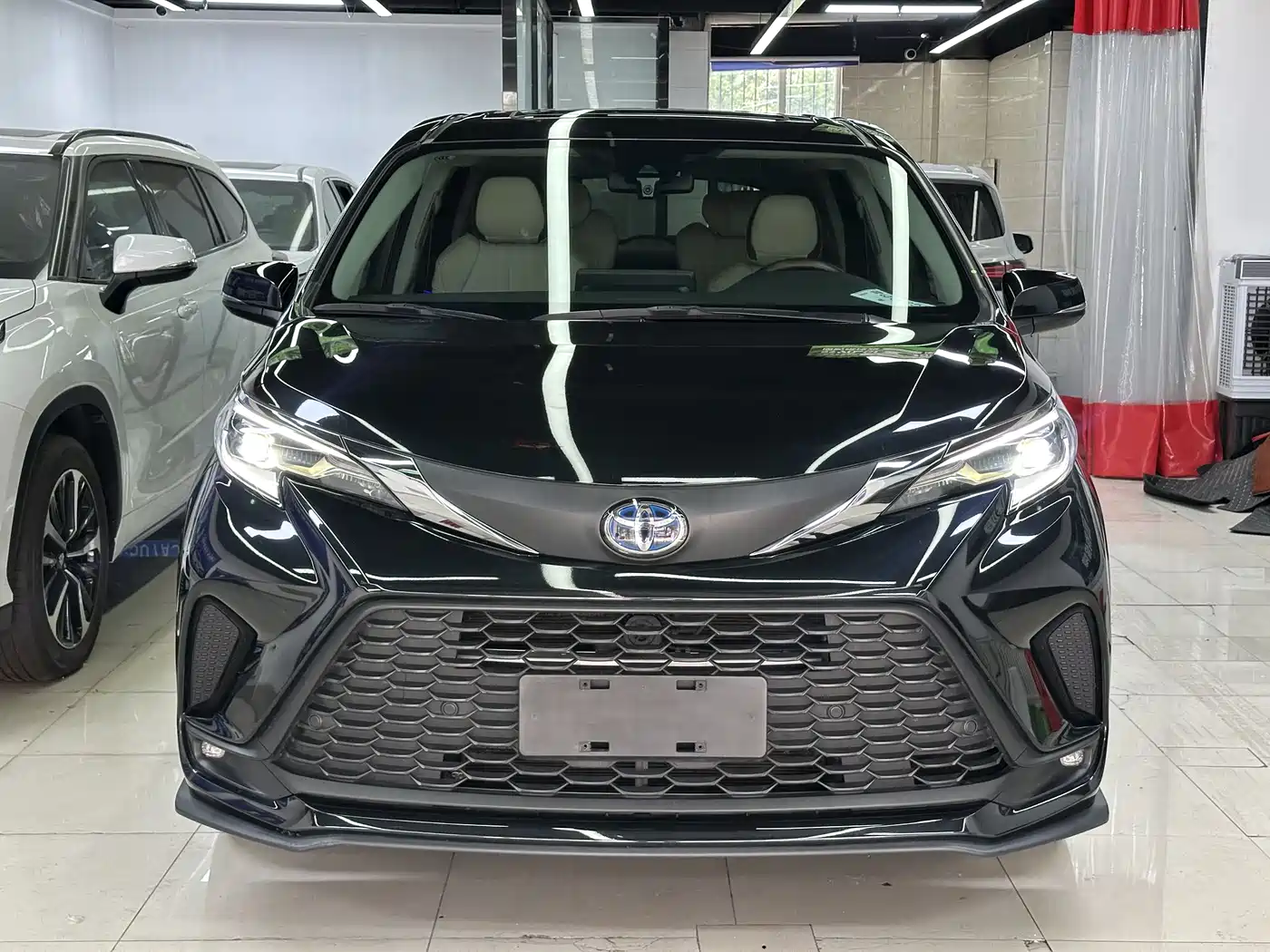 Toyota Granvia 2023 2.5L Hybrid Comfort Edition фото 2
