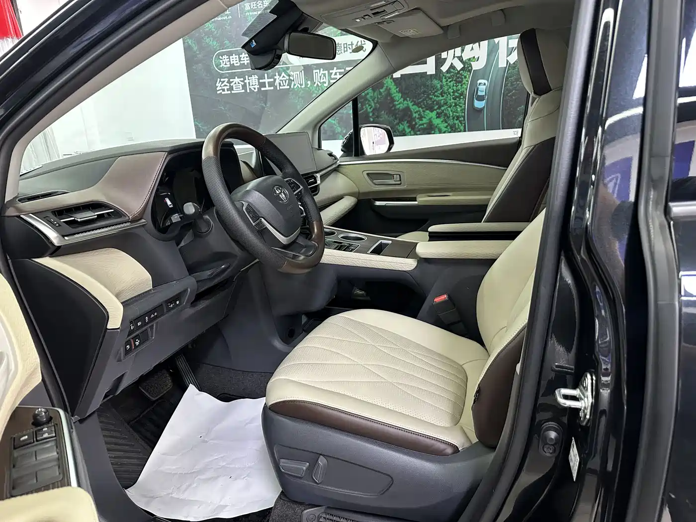 Toyota Granvia 2023 2.5L Hybrid Comfort Edition фото 13