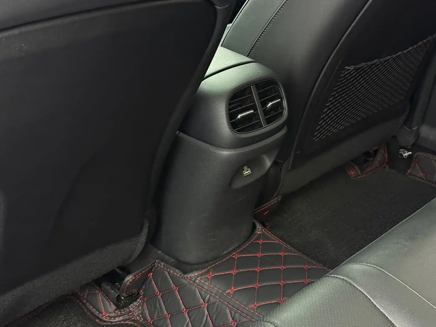 Hyundai Elantra 2022 1.5L CVT LUX Premium Edition фото 9