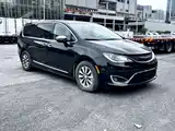 Фото 2 - Chrysler Pacifica PHEV