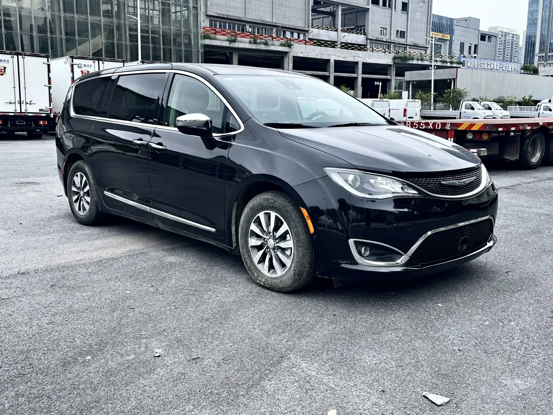 Фото 2 - Chrysler Pacifica PHEV