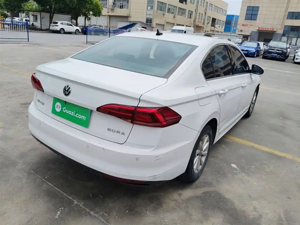 VOLKSWAGEN BORA
