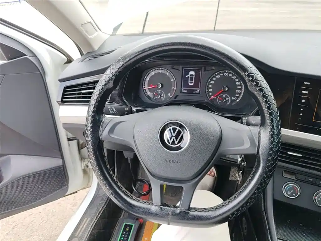 VOLKSWAGEN BORA