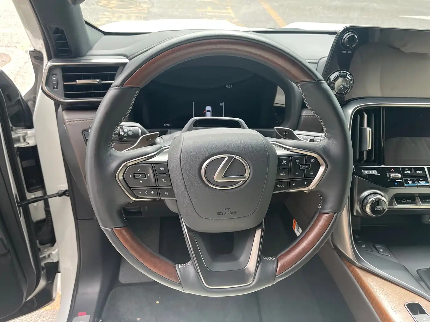 Lexus LX 2025 700h Boundary Edition фото 4