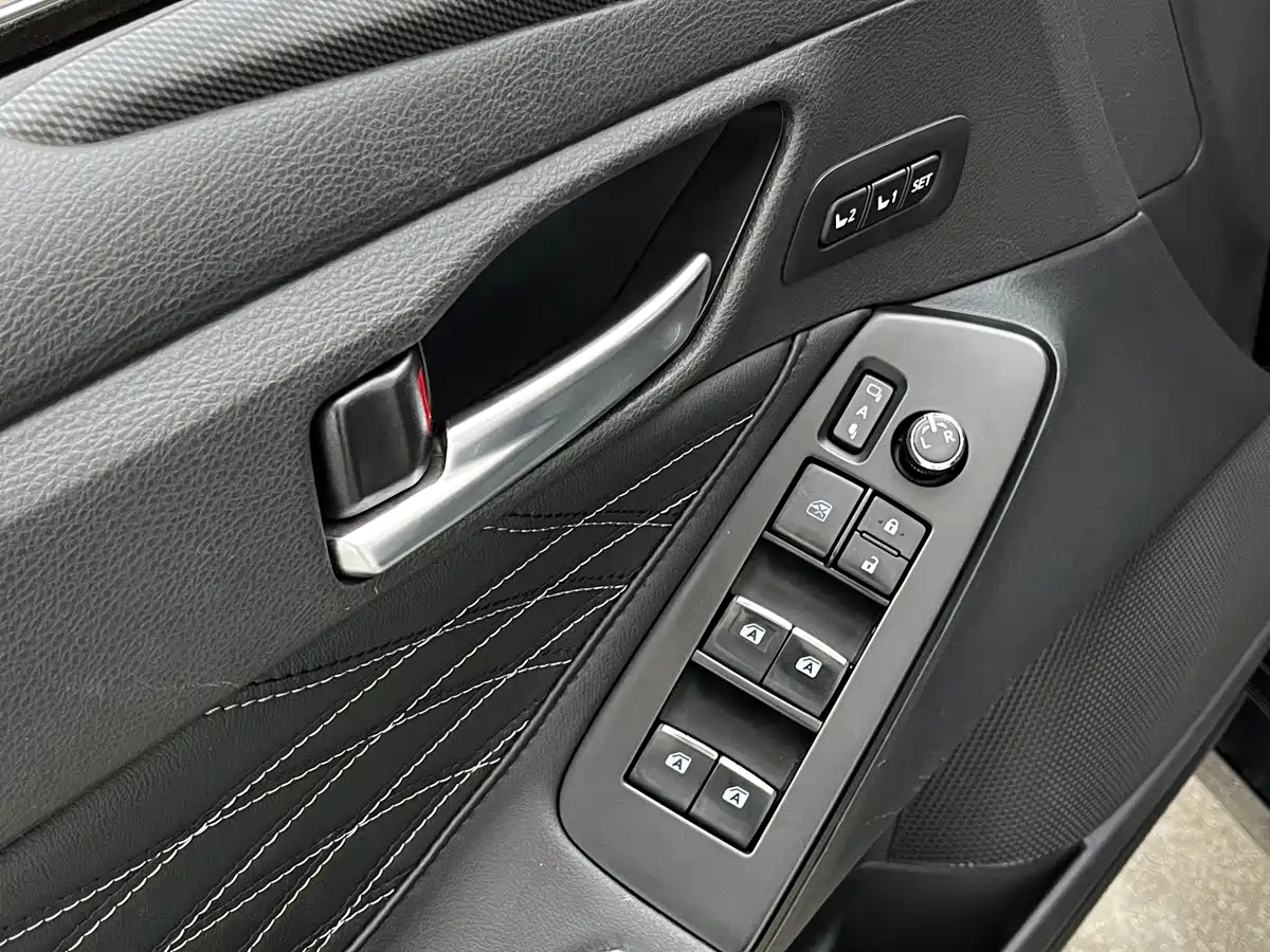 Toyota Avalon 2022 Hybrid 2.5L Limited Flagship Edition фото 16