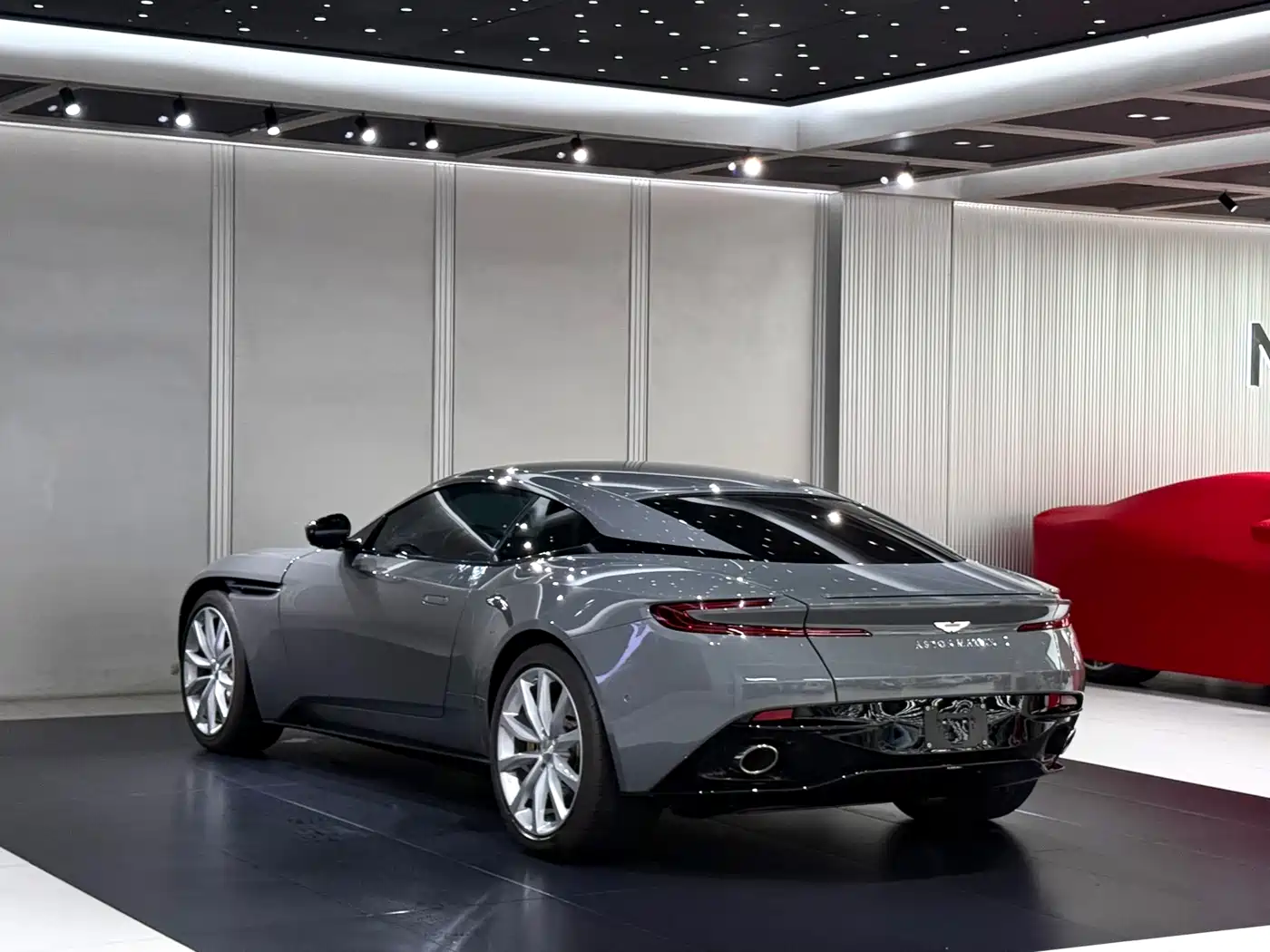 Aston Martin DB11 2022 4.0T V8 Coupe фото 9