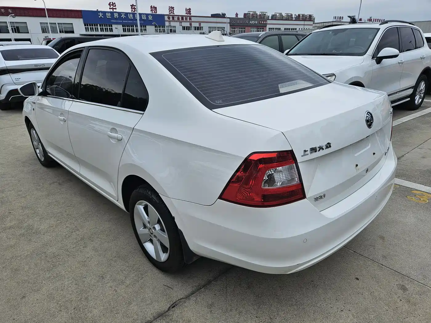 Škoda Rapid 2016 1.6L Manual Pioneer Edition фото 13