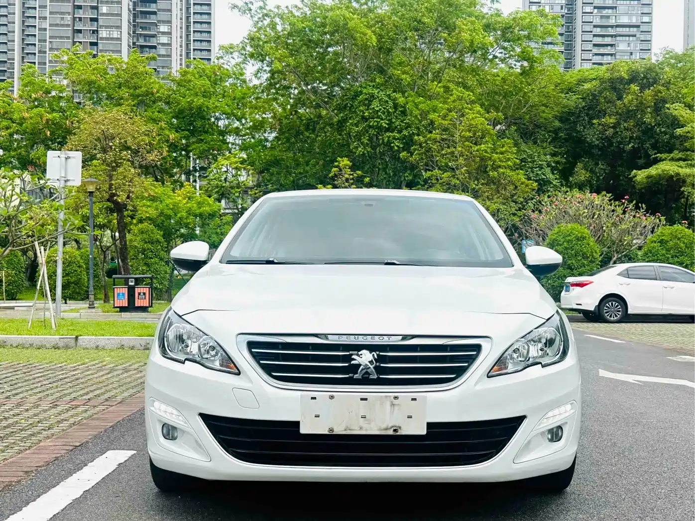 Peugeot 408 2016 1.6T Automatic Luxury Edition фото 2