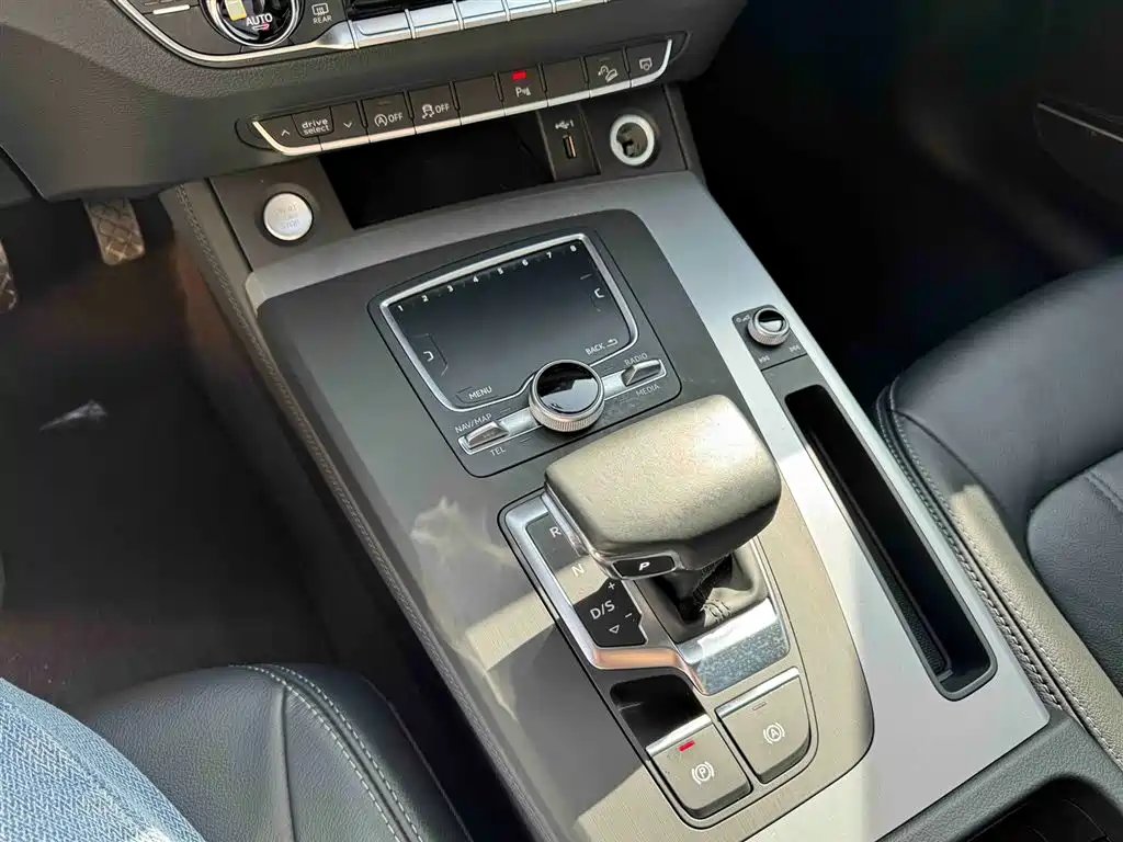 Audi Q5L 2020 Facelift 40 TFSI Honor Fashion фото 16