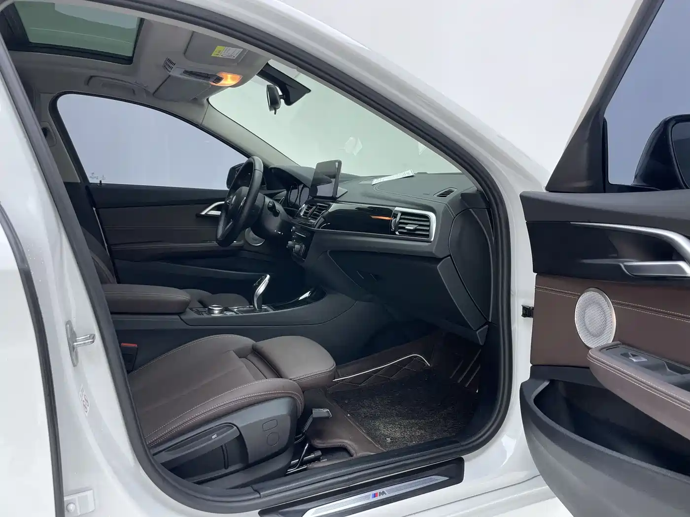 BMW 1 Series 2023 120i M Sport Shadow Edition фото 28