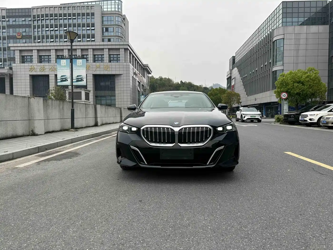 BMW 5 Series 2025 530Li Premium M Sport Package фото 8