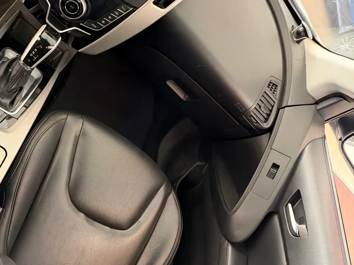 Luxgen U6 SUV 2015 2015 1.8T Charm Edition