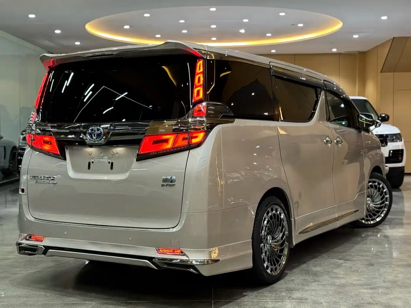 Toyota Vellfire 2019 Hybrid 2.5L HV Premium Edition фото 9