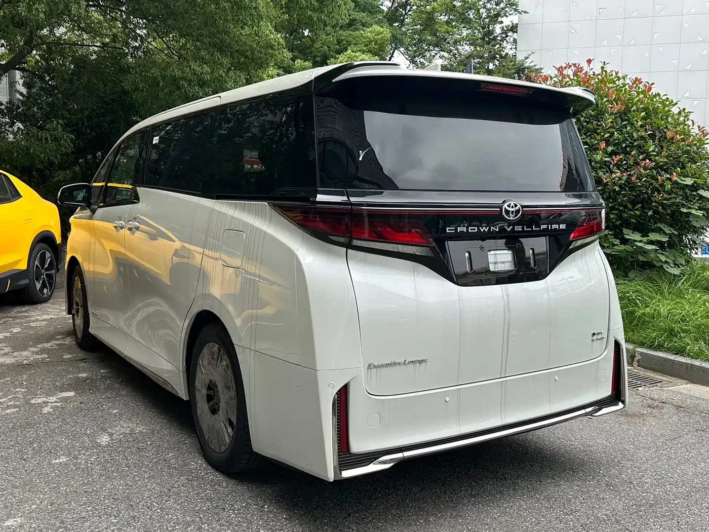 Toyota Vellfire 2025 Crown Hybrid 2.5L Ink Gold Executive Edition фото 14