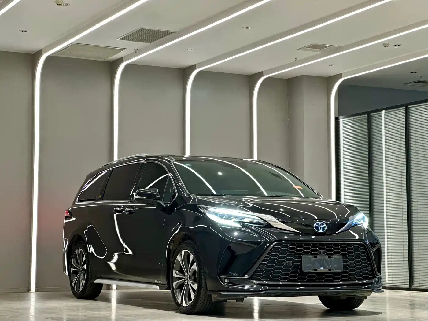 Toyota Granvia 2023 2.5L Hybrid VIP Edition фото 3