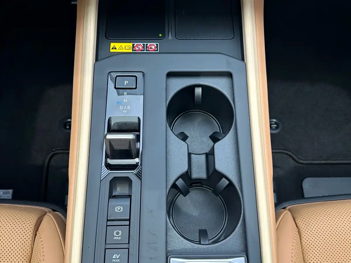 Фото 11 - Lexus ES