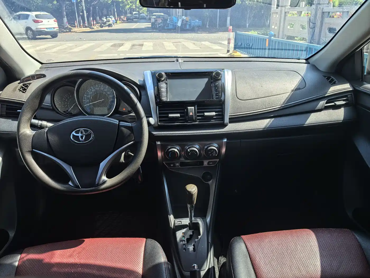 Toyota YARiS L Zhi Xuan 2015 1.5E Auto Charming Edition фото 4