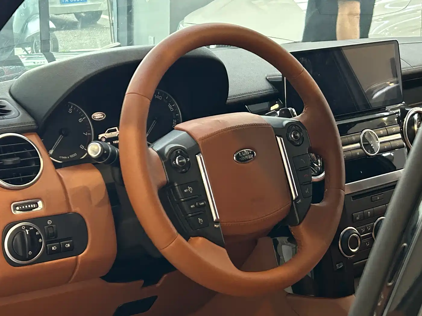 Land Rover Discovery 2015 3.0 SC V6 SE фото 8