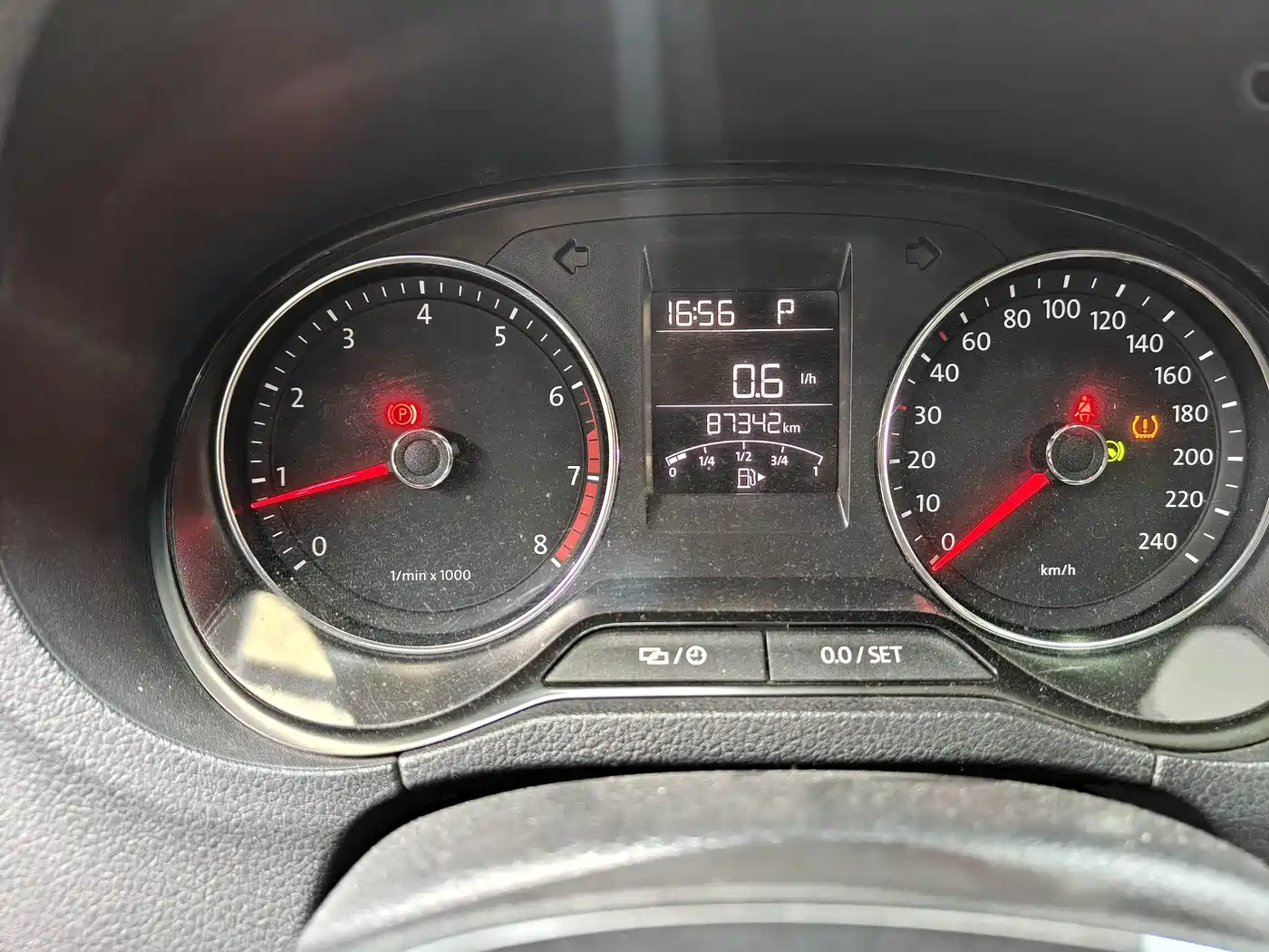 Volkswagen Polo 2014 1.6L Automatic Luxury Edition фото 13