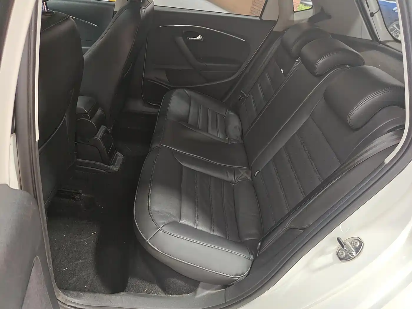 Volkswagen Polo 2014 1.6L Automatic Luxury Edition фото 11