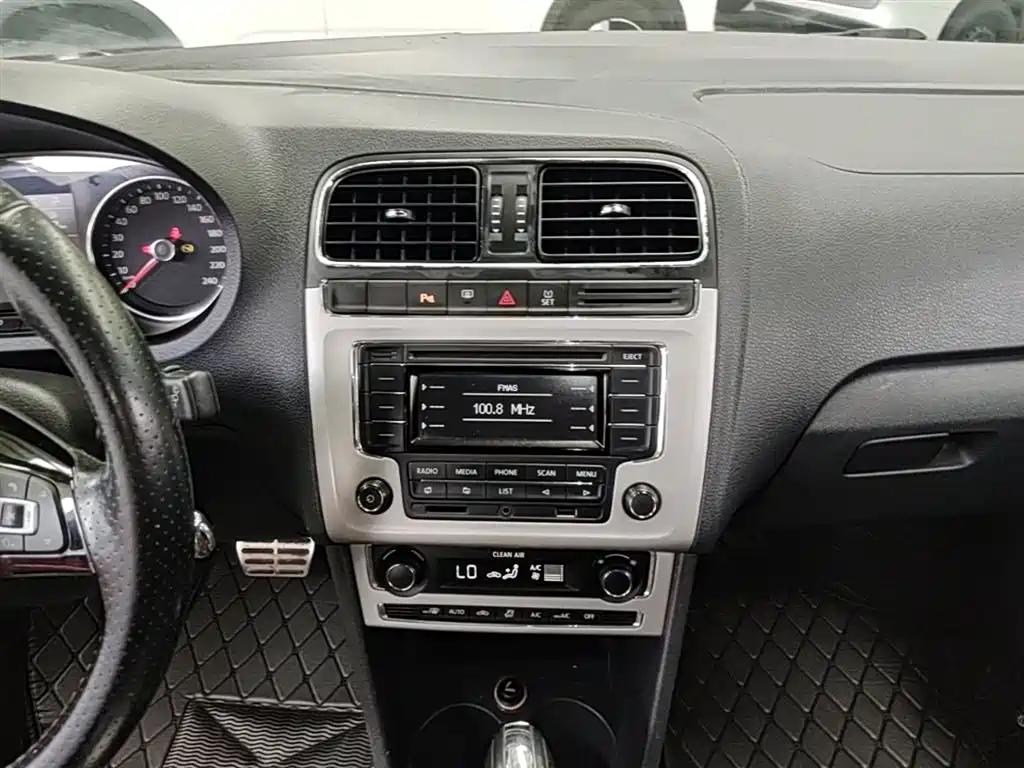 Volkswagen Polo 2016 1.6L Cross Polo Automatic фото 13