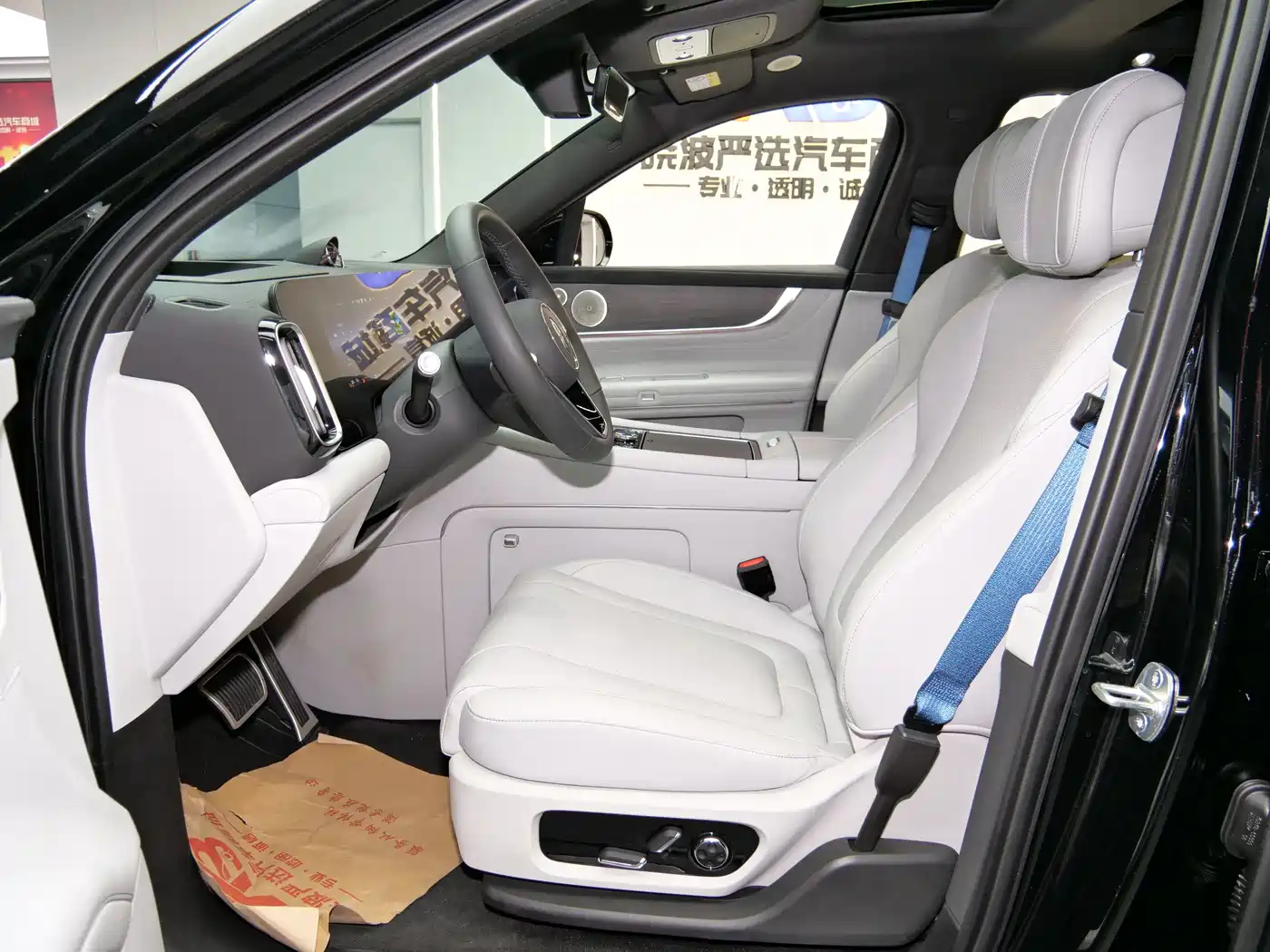 AITO Wenjie AITO M9 2024 Range Extender Max Edition 42kWh 6-seater фото 7