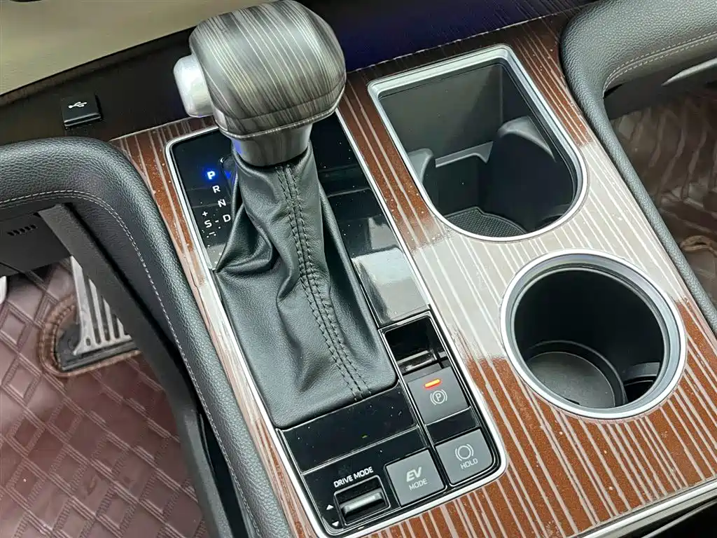 Toyota Granvia 2023 2.5L Hybrid Prestige PLUS Edition фото 13