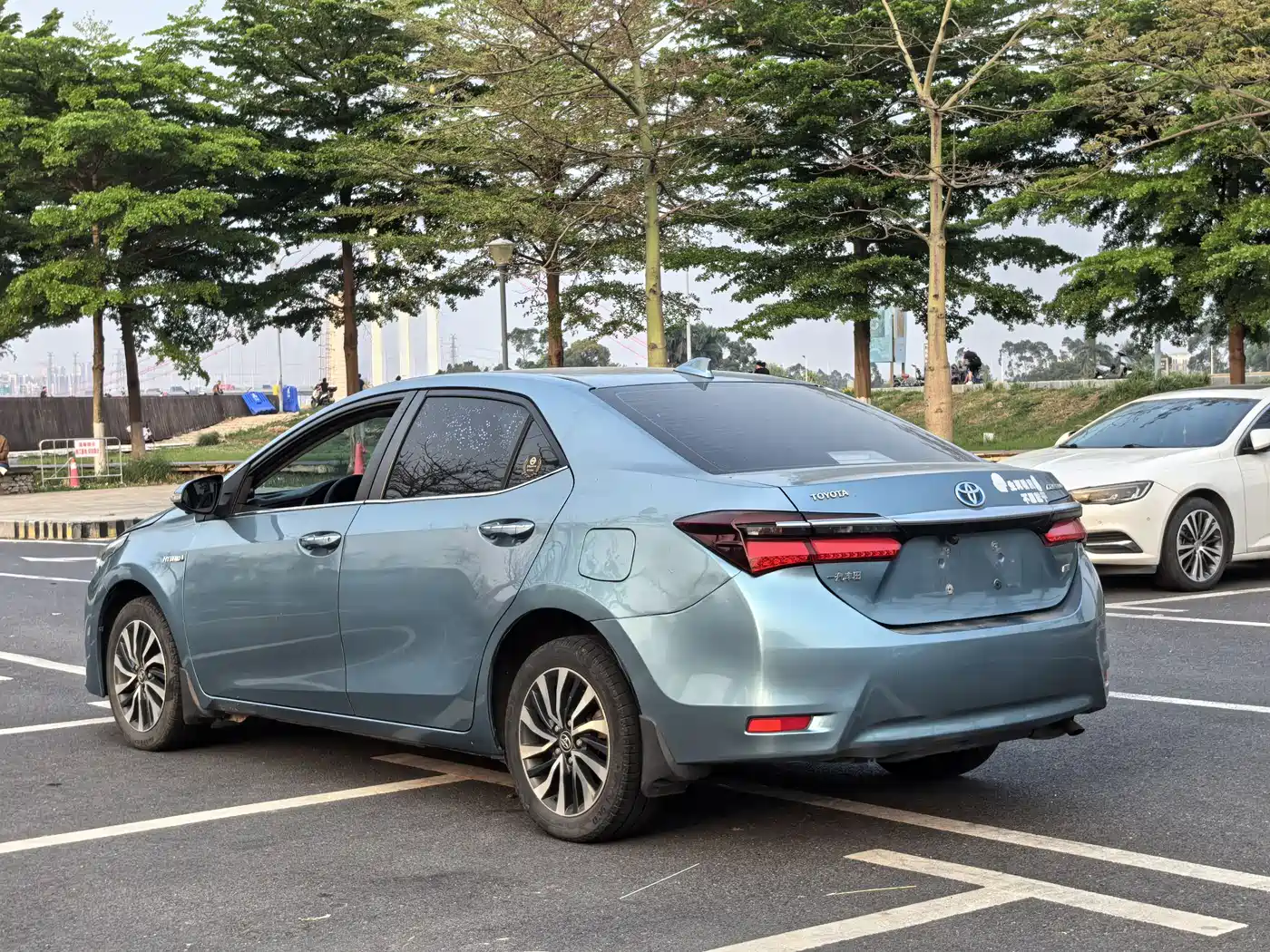 Toyota Corolla 2017 Facelift Hybrid 1.8L E-CVT Leading Edition фото 7